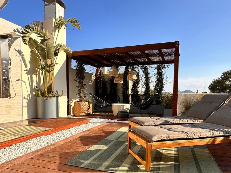 Terraza exterior con pérgola