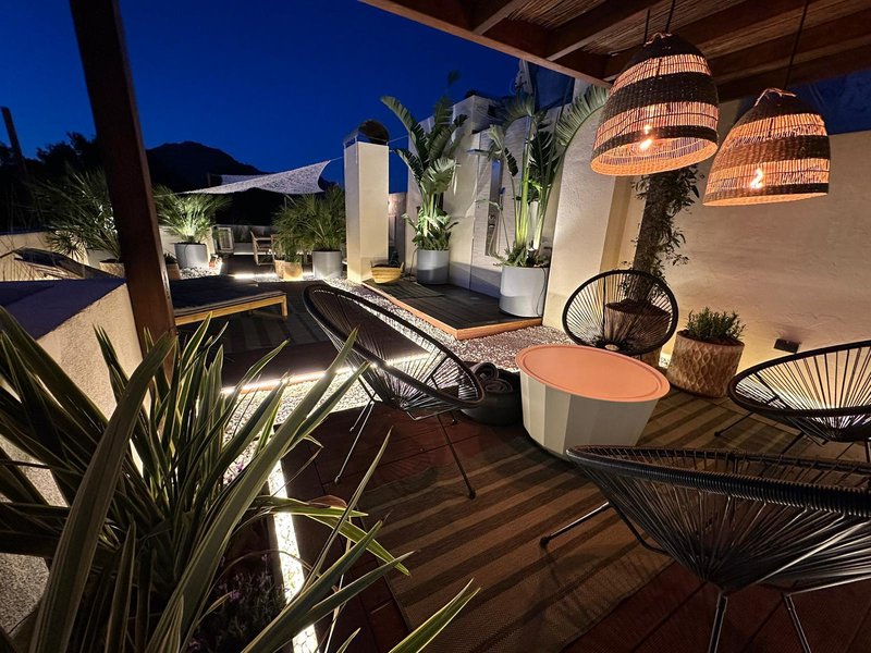 Terraza de noche con faroles